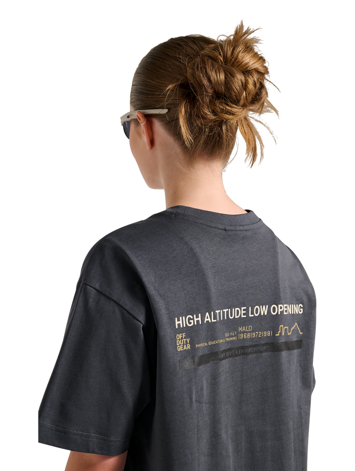 HALO GRAPHIC T-SHIRT, ASPHALT/ASPHALT, model