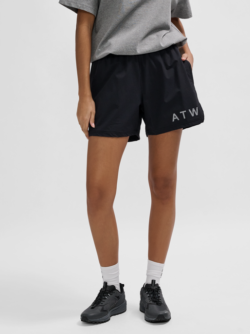HALO SHORTS, BLACK, model