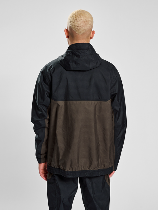 HALO BLOCKED SHELL JACKET, BLACK, model