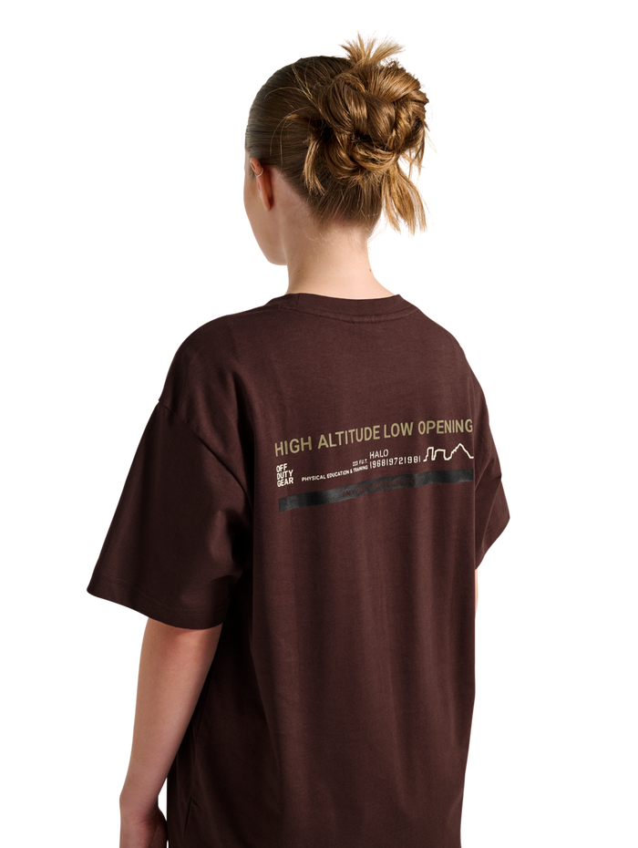 HALO GRAPHIC T-SHIRT, BITTER CHOCOLATE/BITTERCHOCOLA, model