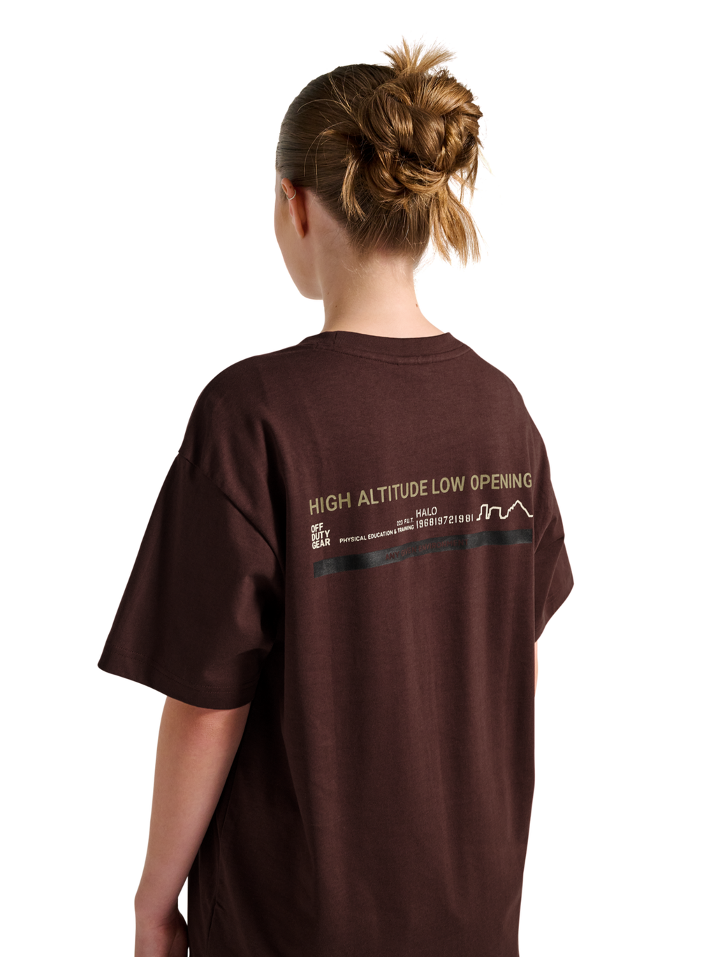 HALO GRAPHIC T-SHIRT, BITTER CHOCOLATE/BITTERCHOCOLA, model
