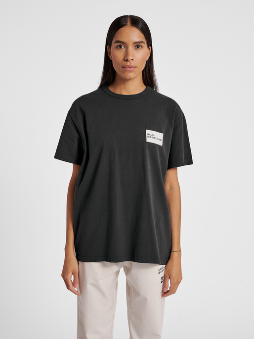 HALO HEAVY COTTON TEE, BLACKENED PEARL, model