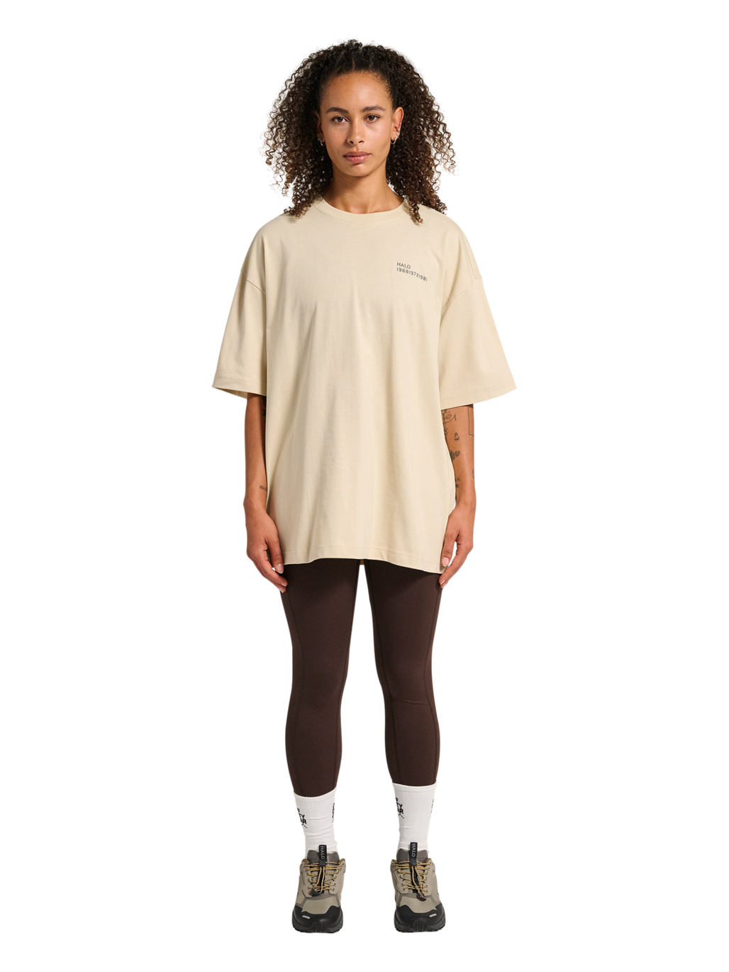 HALO GRAPHIC BOXY T-SHIRT, OYSTER GRAY/ASPHALT, model
