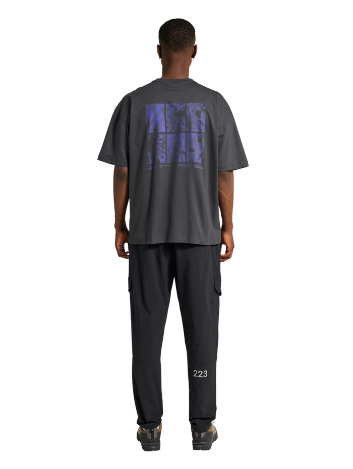 HALO GRAPHIC BOXY T-SHIRT, ASPHALT/NEON BLUE, model
