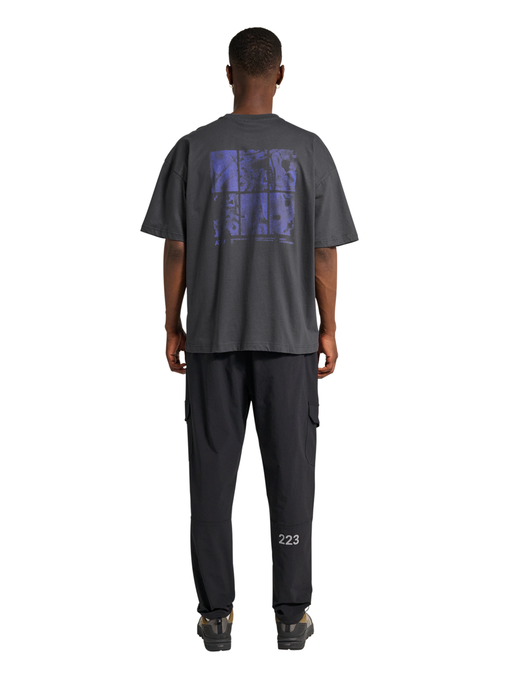 HALO GRAPHIC BOXY T-SHIRT, ASPHALT/NEON BLUE, model