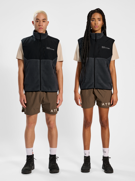 HALO BLOCKED FLEECE VEST, EBONY, model