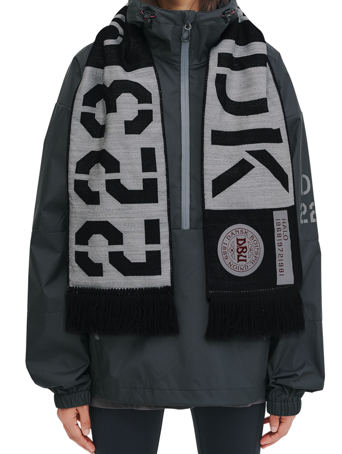 HALO DBU FAN SCARF, BLACK, model