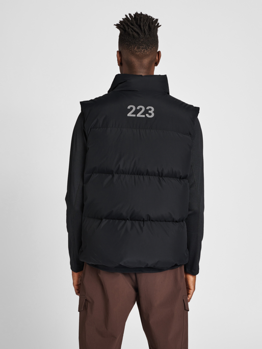 HALO DOWN VEST, BLACK, model