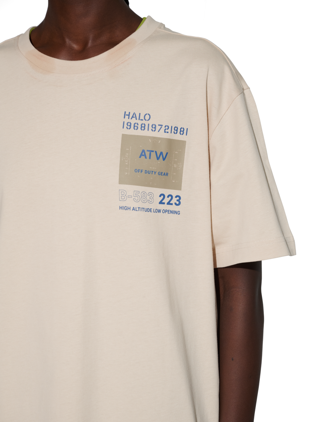 HALO B-583 T-SHIRT, OYSTER GRAY, model