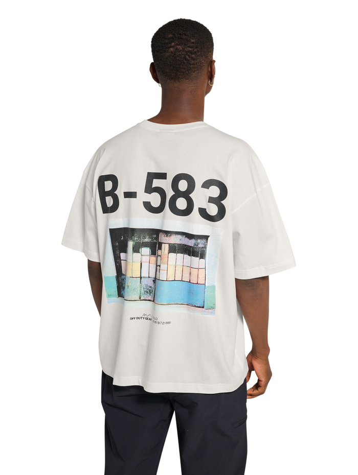 HALO GRAPHIC BOXY T-SHIRT, MARSHMALLOW, model