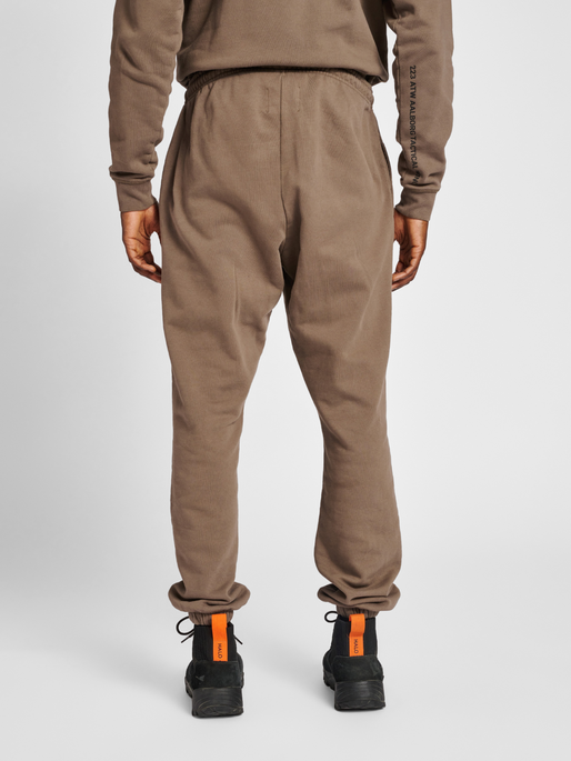 HALO COTTON SWEATPANTS, MAJOR BROWN, model