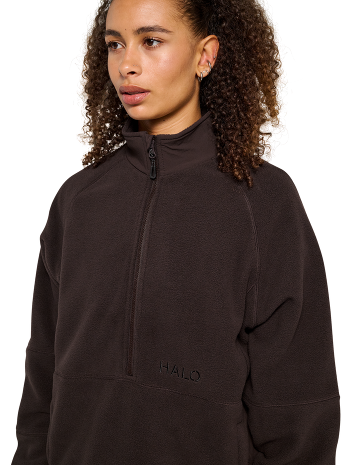 HALO TEDDYFLEECE PULLOVER, CHOCOLATE TORTE, model