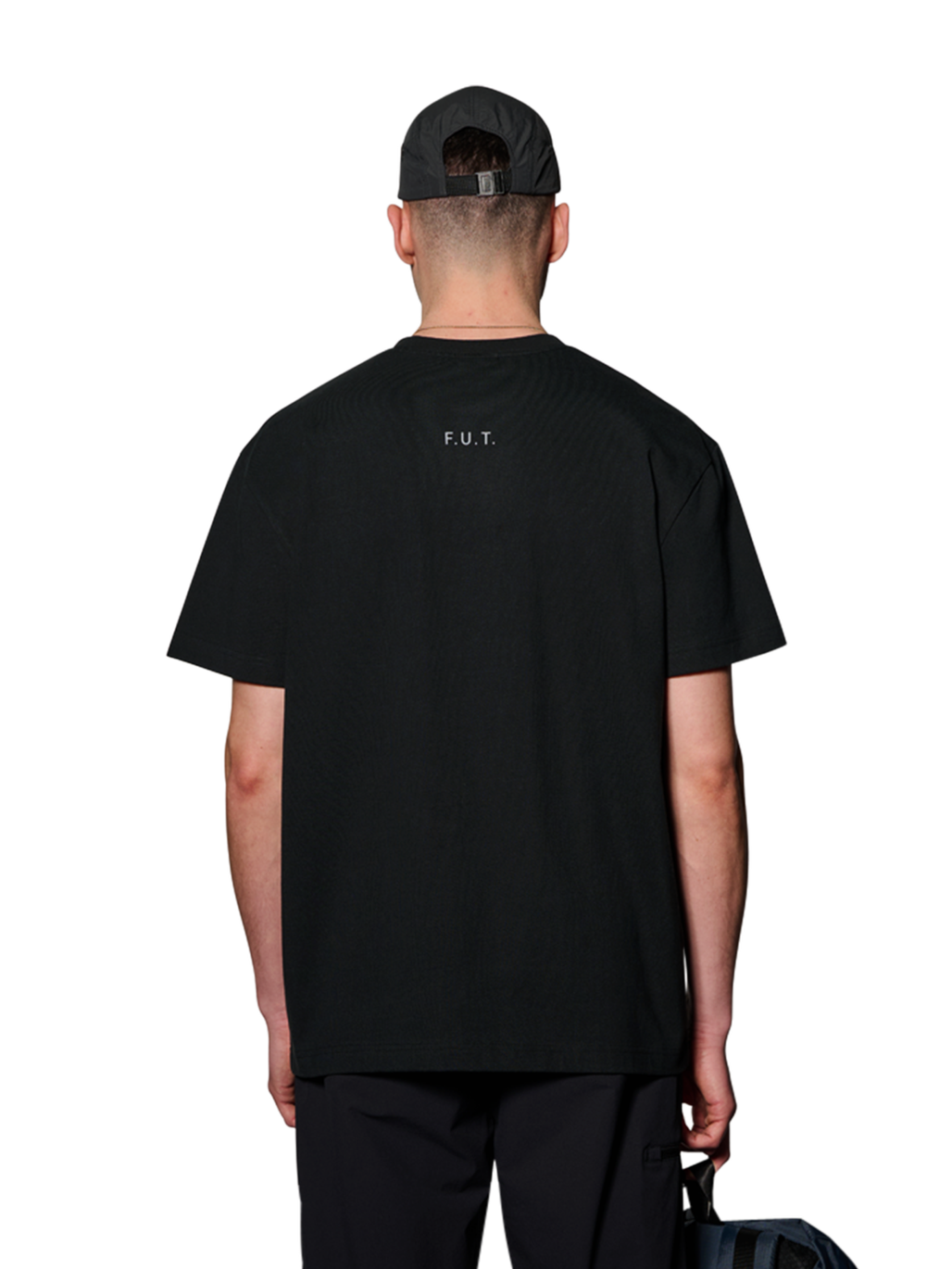 HALO ESSENTIAL T-SHIRT, BLACK, model