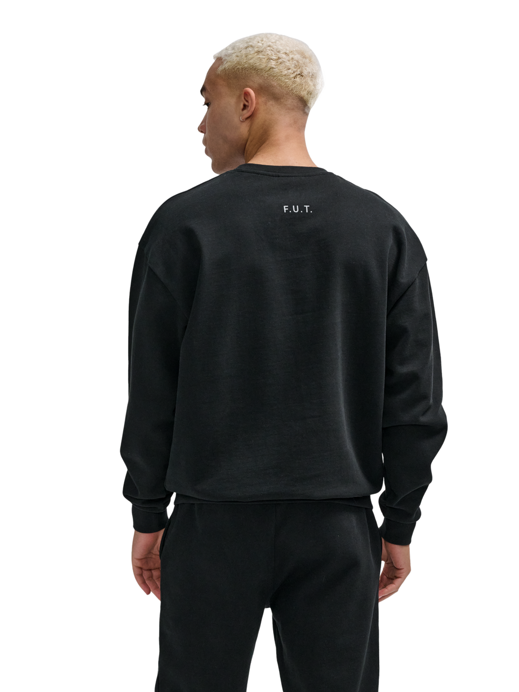 HALO ESSENTIAL CREW, BLACK, model