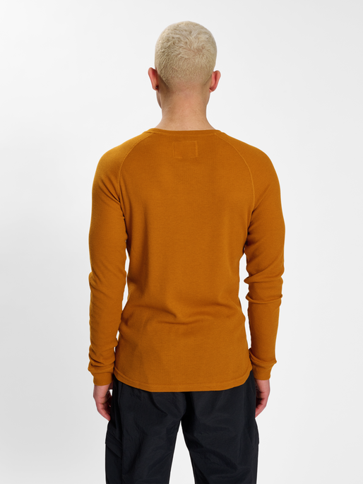 HALO WAFFLE LONGSLEEVE, RUST ORANGE, model